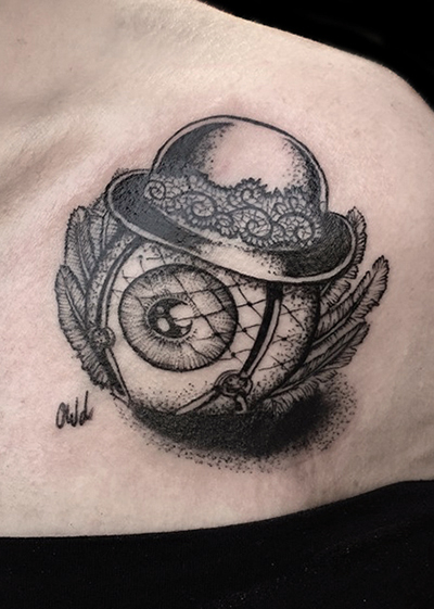 Photo d'une collaboration tatouage avec Lux In Tenebris, illustration tatouée d'un œil fetish par OKOGRAPH