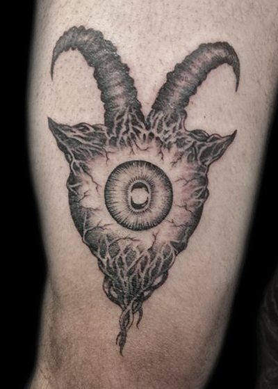 Photo d'une collaboration tatouage avec Marie Chester, illustration tatouée d'un œil Satan par OKOGRAPH