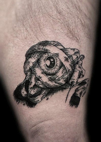 Photo d'une collaboration tatouage avec Seb Ace Tattoo, illustration tatouée d'un œil malade par OKOGRAPH