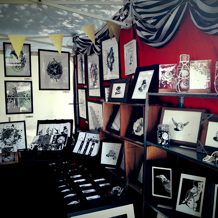 Photo du stand d'exposition de l'artiste Okograph au Tattoo Flash Fest en 2018