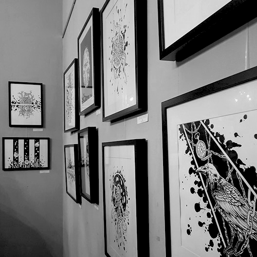 Photo de l'exposition personnelle de l'artiste Okograph chez Two Aces Tattoo en 2018