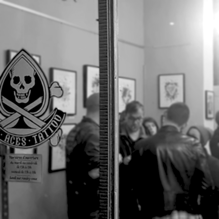 Photo du vernissage de l'exposition personnelle de l'artiste Okograph chez Two Aces Tattoo en 2018
