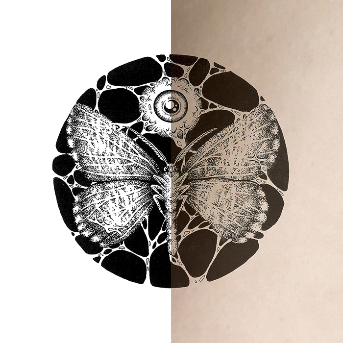 Photo d'une simulation photo d'une illustration tatouée sur une peau, l'œuvre est composée d'un papillon et d'un œil tissés dans un cercle, par l'artiste Okograph.