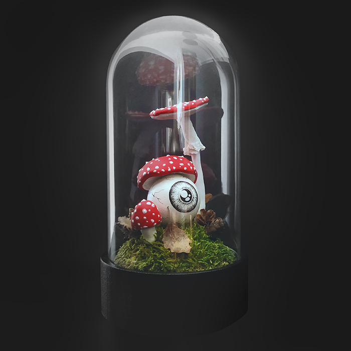 Sculpture personnalisée d'un œil champignon Amanite tue-mouches sous cloche en verre, par l'artiste Okograph.