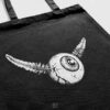 Tote bag artistique illustré avec une création originale de Okograph, c’est un sac de créateur. Le sac est sérigraphié par la main de l'artiste même, il est composé de peinture à base d'eau sur tissu en coton. L’illustration est une œuvre signée Okograph, le motif représente un œil avec des ailes.