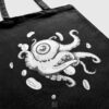 Tote bag artistique illustré avec une création originale de Okograph, c’est un sac de créateur. Le sac est sérigraphié par la main de l'artiste même, il est composé de peinture à base d'eau sur tissu en coton. L’illustration est une œuvre signée Okograph, le motif représente un œil avec des tentacules de pieuvre ou poulpe.